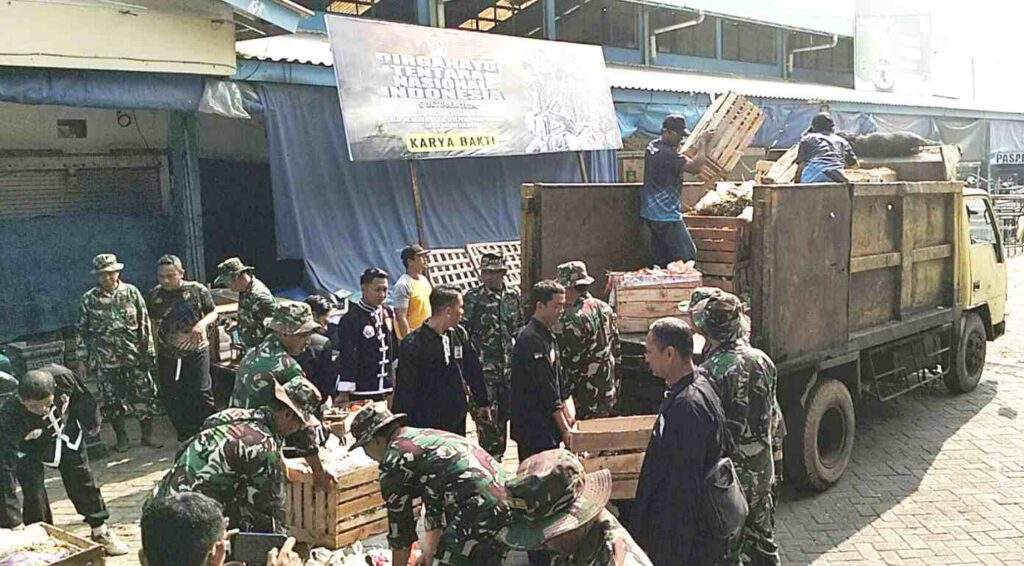 HUT TNI Ke 79, Kodim Lamongan Gelar Karya Bakti di Pasar Rakyat Sidoharjo