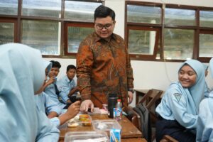 Dipimpin Doa Siswa Kelas XII, Bupati Dhito Ikut Mencoba Makan Siang Bergizi