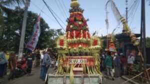 Tradisi Ruwat Desa Made , Ribuan Warga Berebut Gunungan Hasil Bumi