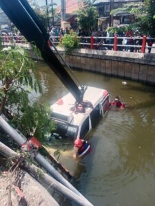Insiden Feeder Wira Wiri Suroboyo Tercebur Sungai, Dishub: Ingin Hindari Pengendara R2 yang Menyalip