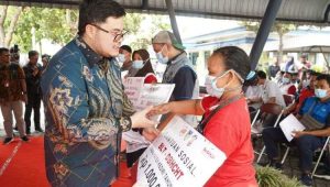 Mas Dhito Salurkan BLT DBHCHT