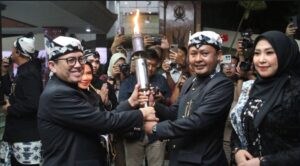 Ketua DPRD Bojonegoro Serahkan Api Abadi Kepada PJ Bupati dalam Prosesi Persemayaman Api Abadi Kayangan Api