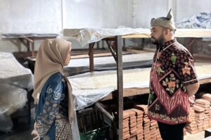 Kunjungi Sentra Pembuatan Kripik Tempe, Helli : Kami Dukung UMKM agar Lebih Berkembang