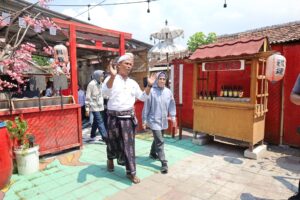 Tekan Kemiskinan Lewat Pemberdayaan Masyarakat, PJs Wali Kota Surabaya Kunjungi Kampung Tematik dan Rumah Padat Karya Tandes