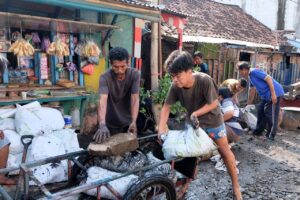 Hadapi Fenomena Hidrometeorologi Basah, Pemkot Ajak Warga Kerja Bakti Massal lewat Surabaya Bergerak