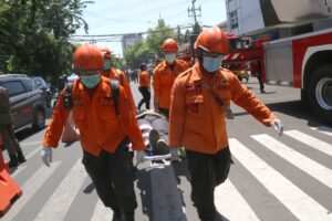 Peringati Bulan Pengurangan Risiko Bencana 2024, Pemkot Surabaya Ajak Pelajar hingga Pengunjung MPP Siola Simulasi Gempa dan Kebakaran