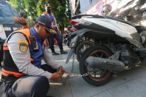 Amankan 2 Jukir Liar, Dishub Surabaya Gembok Puluhan Motor di Depan Grand City Mall