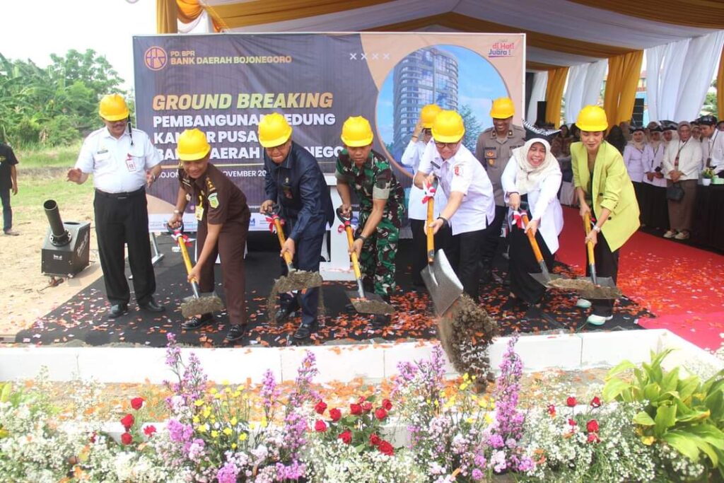 Pj Bupati Bojonegoro Resmikan Peletakan Batu Pertama Pembangunan Gedung Kantor PD BRP Bank Daerah