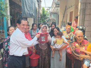 Anggota Komisi D DPRD Surabaya, Dr Michael Beri Bantuan ke Warga Korban Kebakaran di Kemayoran Baru Gang 1