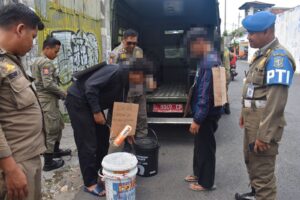 Dapati Dua Pemuda Lakukan Aksi Vandalisme, Satpol PP Surabaya beri Sanksi Cat Ulang Tembok