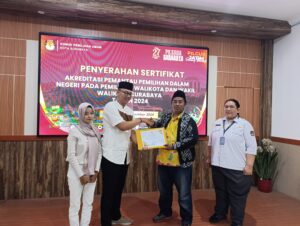 KPU Surabaya Berikan Sertifikat Akreditasi Pada 4 Pemantau Pilwali 2024