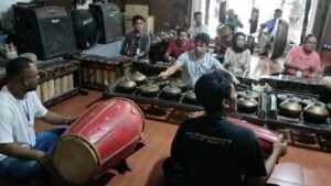 UPA Bahasa UPN “Veteran” Jatim ajak Mahasiswa Asing belajar Karawitan