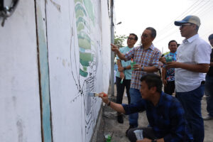 Pemkot Surabaya-WRI Indonesia Percantik Kalimas Timur dengan Mural