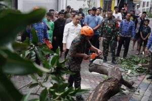 Wali Kota Eri Cahyadi Gerak Cepat Bantu Warga Manyar Tegal Terdampak Angin Puting Beliung