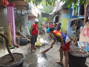 Warga Dolly Resik Resik Kampung