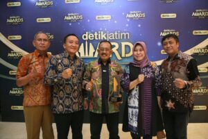 Pemkot Surabaya Sabet Penghargaan Kategori Peningkatan Kesehatan Anak dalam detikJatim Awards 2024