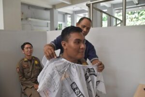 Upaya Berdayakan Warga Miskin, Satpol PP Surabaya Resmikan Rumah Padat Karya Pangkas Rambut S34