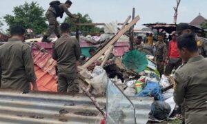 Kembalikan Fungsi Bozem Makam Putat, Satpol PP Surabaya Tertibkan Tiga Bangunan Liar