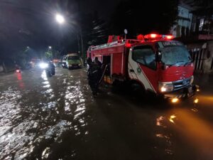 Hujan Deras dan Angin Kencang Landa Surabaya, Pemkot Kerahkan 25 Unit Mobil Damkar Tangani Genangan