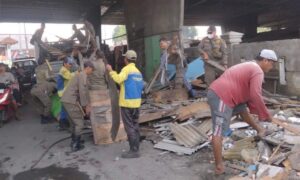 Penyebab Kemacetan, Satpol PP Surabaya Tertibkan Belasan Bangli di bawah Jembatan Layang Tambak Mayor