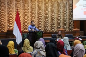 Wamendagri Beri Pengarahan Sinkronisasi Pembangunan Pusat dan Daerah kepada Jajaran Aparat Pemkot Surabaya