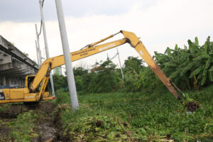 Bukan Kewenangan, Pemkot Surabaya Nekat Bersihkan Kali Perbatasan Demi Warga Tidak Banjir