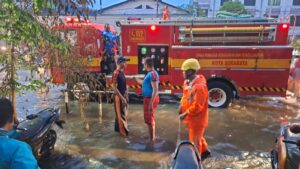 Hujan Deras dan Angin Kencang Hantam Surabaya, Pemkot Terjunkan Puluhan Unit PMK