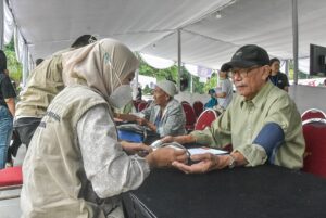 Sambut Natal, Pemkot Surabaya Bersama Yayasan Mawar Sharon Peduli Berbagi Lewat Layanan Pengobatan Gratis