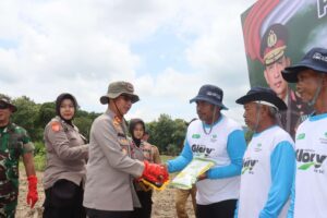 Polres Bojonegoro Ikuti Penanaman Jagung Serentak 1 juta Hektar di Desa Clebung Bubulan