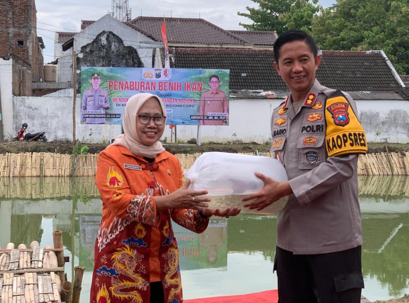 Pemkab dan Polres Bojonegoro Tabur 10.000 Benih Ikan di Kolam, Dukung Program Ketahanan Pangan
