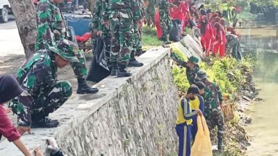 Kolaborasi Pembersihan Sampah Pasar Bersama TNI Lamongan dan Pemda