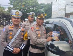Sosialisasi Ops Keselamatan Semeru 2025, Satlantas Polres Magetan Bagikan Pamflet, Bunga, Hingga Coklat kepada Pengendara