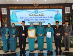 Jabatan Ketua Tim Penggerak PKK Jombang Diserahterimakan