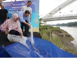 Samator Dan Pemkab Bojonegoro Tabur Benih Ikan Di Sungai Bengawan Solo