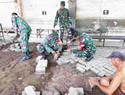 Bersama Warga, Anggota TNI dari Koramil Deket Lamongan Pasang Paving