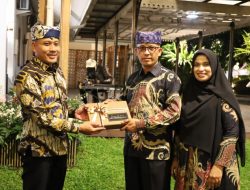 Bupati Kabupaten Banyuwangi Menghadiri Acara Malam Pisah Sambut Komandan Lanal Banyuwangi Di Pendopo Sabha Swagata Blambangan