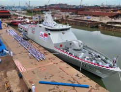 Kepala Staf Angkatan Laut Laksamana TNI Dr. Muhammad Ali,SE,M,,M,M,Tr,Opsla,Didampingi Ketua Umum Jalasenastri Ny. Fera Muhammad Memimpin Delivery Ceremony Dan Pengukuhan Komandan KRI Bung Hatta-370, Di Batam