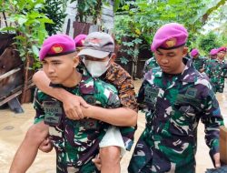 Aksi Sigap Dan Cepat Prajurit TNI AL Yonif 9 Marinir Dalam Bantu Evakuasi Warga Di Wilayah Padang Cermin Dan Way Ratai Yang Terdampak Banjir Di Lampung