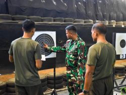 Danlantamal XII Didampingi Wakil Danlantamal Mengikuti Latihan Menembak Pistol Di Lapangan Tembak Indoor Rahmat, Kodam XII/Tanjungpura