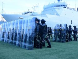 Itjenal Melaksanakan Pemeriksaan Langsung Terhadap Kesiapan Tim Penanggulangan Huru-Hara Komando Lintas Laut Militer