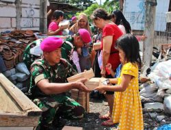 Sebagai Wujud Nyata Kepedulian Terhadap Masyarakat, TNI AL Prajurit Hiu Perkasa Melaksanakan Kegiatan Sosial Dengan Membagikan Makanan Siap Saji Kepada Warga Di Sekitar Kelurahan Kemayoran, Jakarta Pusat