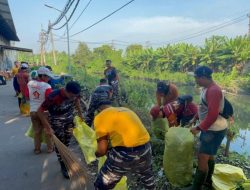 Satkor Koarmada III Bersama Warga Wonosari Dan DLH Surabaya Menggelar Kegiatan Bakti Sosial Juga Kerja Bakti Di Bantaran Sungai Wono Arum