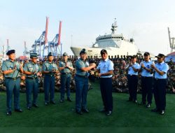 Kepala Staf Angkatan Laut Laksamana TNI Dr. Muhammad Ali,SE,M,,M,M,Tr,Opsla, Yang Didampingi Ketua Umum Jalasenastri Ny. Fera Muhammad Ali Saat Memimpin Pelepasan Joy Sailing SMA Taruna Nusantara Angkatan-34 2025