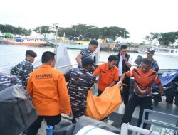 Lanal Banyuwangi Bersama Tim SAR Gabungan Mengevakuasi Mayat Laki-Laki Tanpa Identitas Mengapung Di Perairan Pantai Blimbingsari Banyuwangi