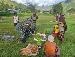 Aksi Humanis Prajurit TNI AL Borong Hasil Bumi Masyarakat Di Pedalaman Papua