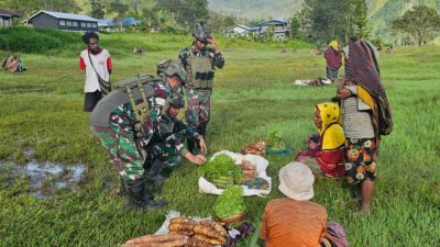 Aksi Humanis Prajurit TNI AL Borong Hasil Bumi Masyarakat Di Pedalaman Papua