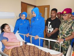 Komandan Pasmar 3 Didampingi Ketua Korcab Jalasenastri Pasmar 3 Melaksanakan Kunjungan Sosial Menjenguk Anggota Sakit Yang Sedang Dirawat Di Rumah Sakit Dian Harapan