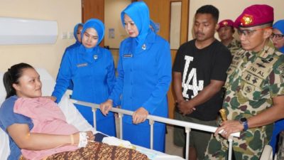 Komandan Pasmar 3 Didampingi Ketua Korcab Jalasenastri Pasmar 3 Melaksanakan Kunjungan Sosial Menjenguk Anggota Sakit Yang Sedang Dirawat Di Rumah Sakit Dian Harapan