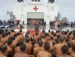 Sebanyak Ratusan Siswa Dari Satuan Pendidikan 3 Sorong Dan Satdik 4 Manado Menjalani Tradisi Sakral Mandi Khatulistiwa Saat Pelayaran Menggunakan KRI dr. Wahidin Sudirohusodo-991