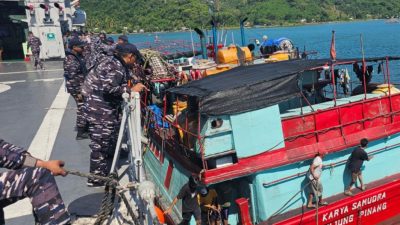 KRI Oswald Siahaan-354 Berhasil Menangkap Kapal Penampung Ikan Dan Narkoba Jenis Sabu-Sabu Di Perairan Laut Bali